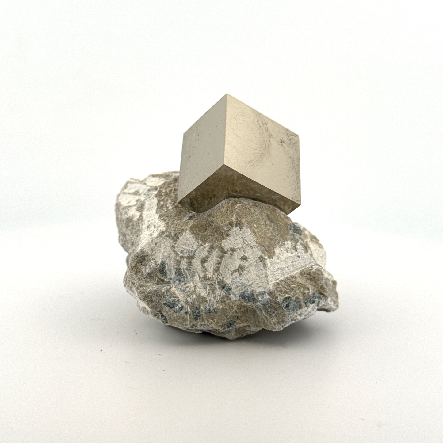 Pyriet op Matrix uit Navajún een Natuurlijk Kubisch Kristal (03)