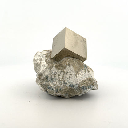 Pyriet op Matrix uit Navajún een Natuurlijk Kubisch Kristal (03)