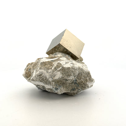 Pyriet op Matrix uit Navajún een Natuurlijk Kubisch Kristal (03)
