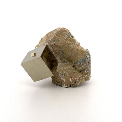 Pyriet op Matrix uit Navajún een Natuurlijk Kubisch Kristal (06)