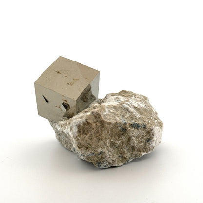 Pyriet op Matrix uit Navajún een Natuurlijk Kubisch Kristal (01)