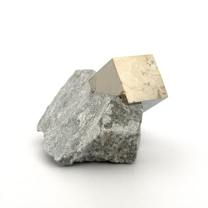 Pyriet op Matrix uit Navajún een Natuurlijk Kubisch Kristal (05)
