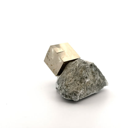 Pyriet op Matrix uit Navajún een Natuurlijk Kubisch Kristal (05)