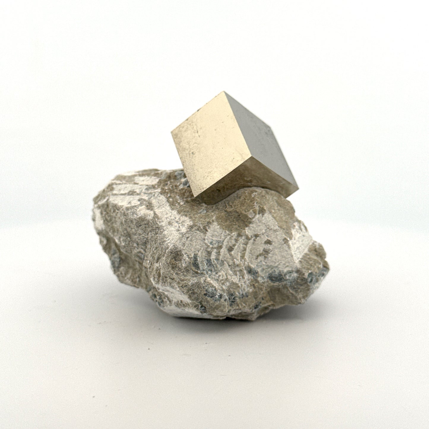 Pyriet op Matrix uit Navajún een Natuurlijk Kubisch Kristal (03)