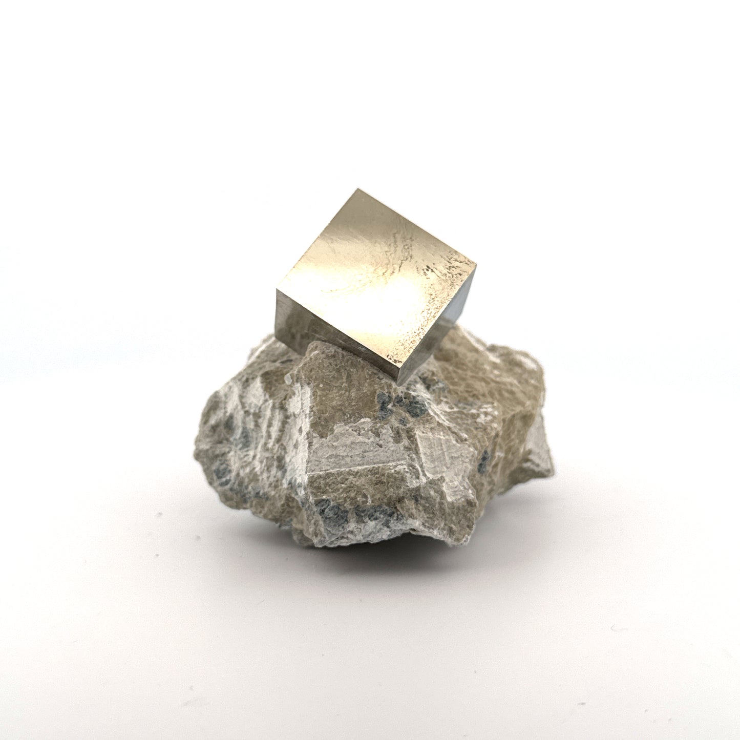Pyriet op Matrix uit Navajún een Natuurlijk Kubisch Kristal (03)