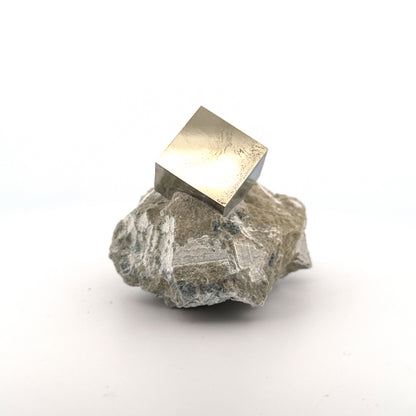 Pyriet op Matrix uit Navajún een Natuurlijk Kubisch Kristal (03)