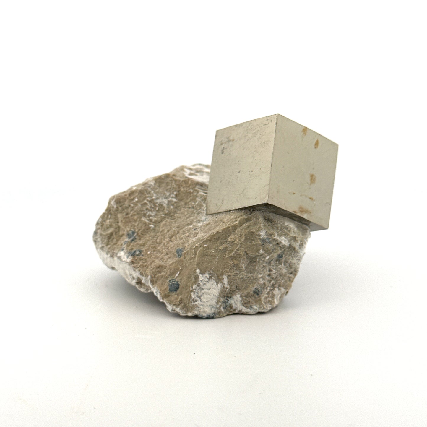 Pyriet op Matrix uit Navajún een Natuurlijk Kubisch Kristal (01)