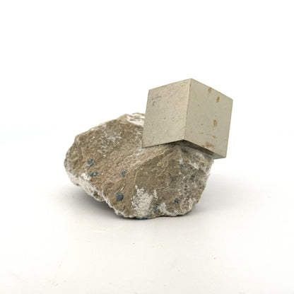 Pyriet op Matrix uit Navajún een Natuurlijk Kubisch Kristal (01)