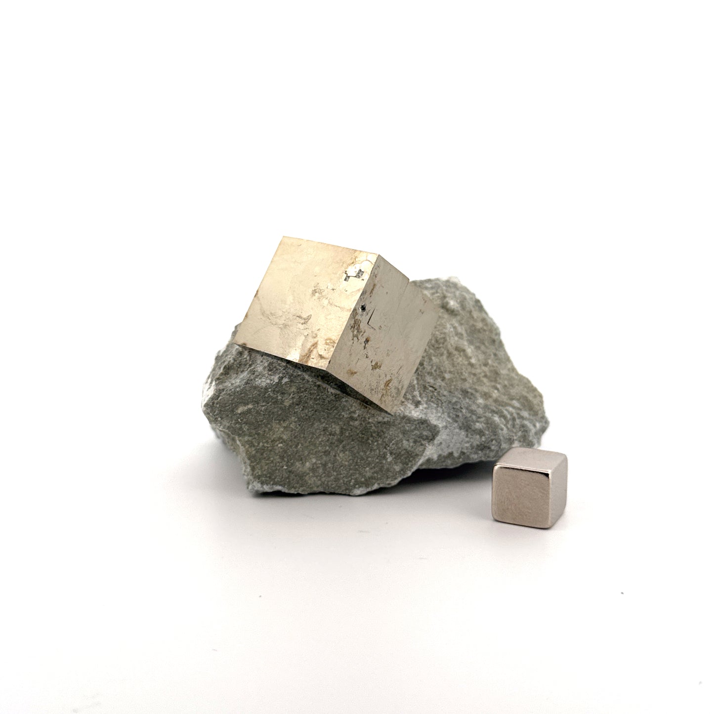 Pyriet op Matrix uit Navajún een Natuurlijk Kubisch Kristal (05)