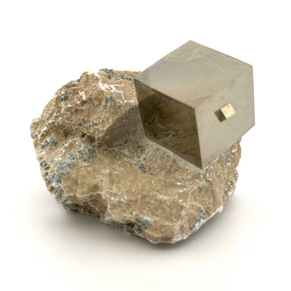 Pyriet op Matrix uit Navajún een Natuurlijk Kubisch Kristal (06)