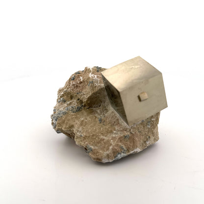 Pyriet op Matrix uit Navajún een Natuurlijk Kubisch Kristal (06)
