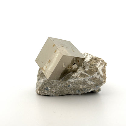 Pyriet op Matrix uit Navajún een Natuurlijk Kubisch Kristal (01)